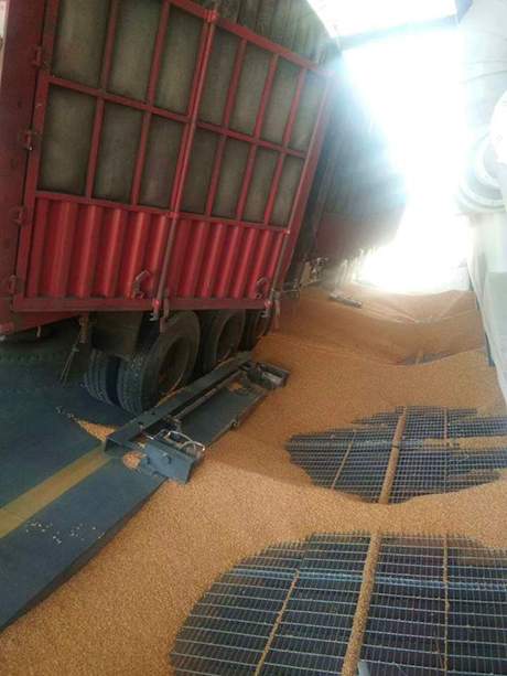 側翻卸車機